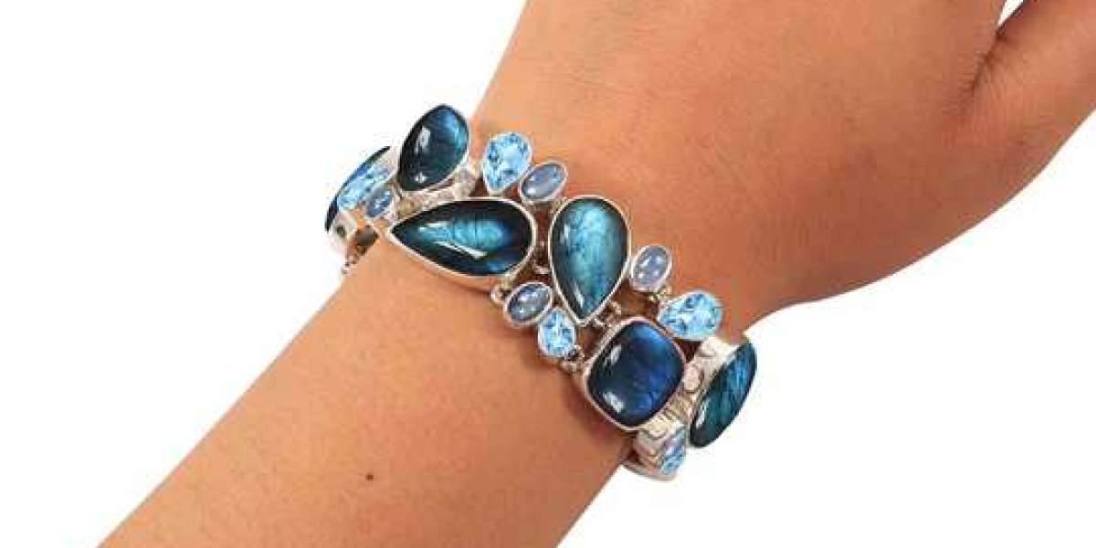 The Beauty of Labradorite Jewelry: A Guide to Finding the Perfect Piece